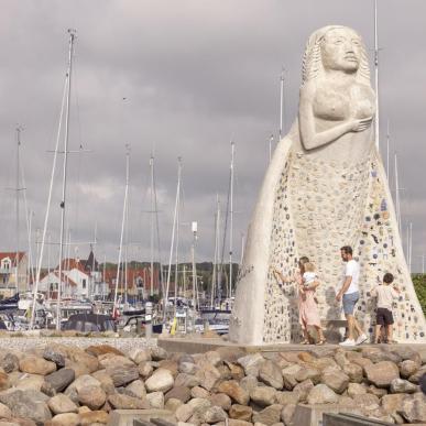 Sæby Havn med familie foran 7 meter høje statue, fruen fra havet