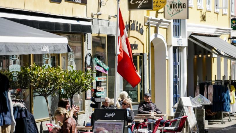 Mennesker slapper af udenfor en cafe i Sæby