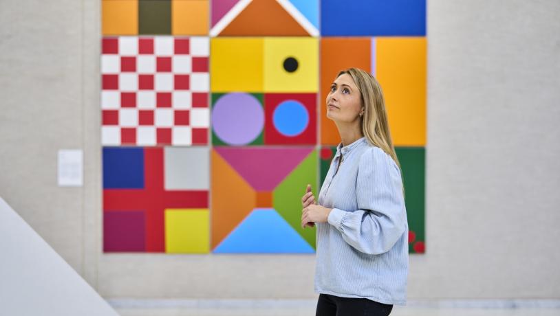 Kvinde der ser på kunst i Kunsten