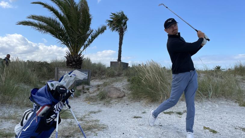 Golfspiller på palmestrande