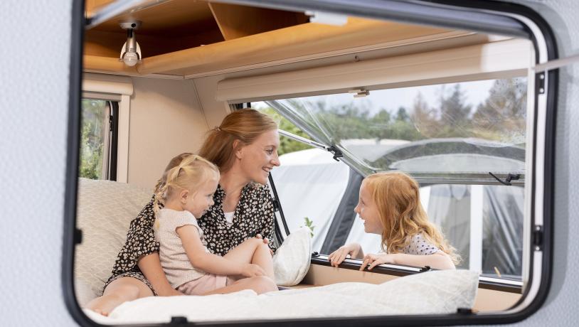 Familie i campingvogn
