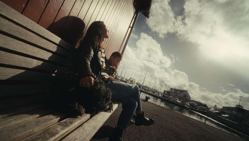 Barn der spiser is på Hals havn med sin mor