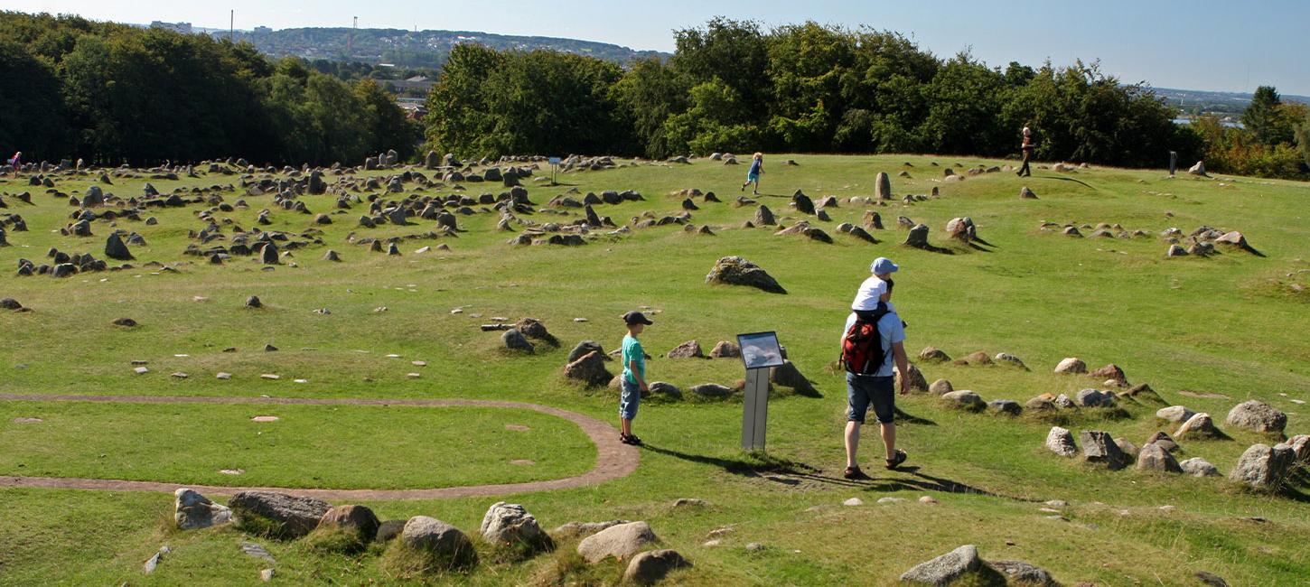 Familie vandre rundt blandt vikinge grave på Lindholm Høje