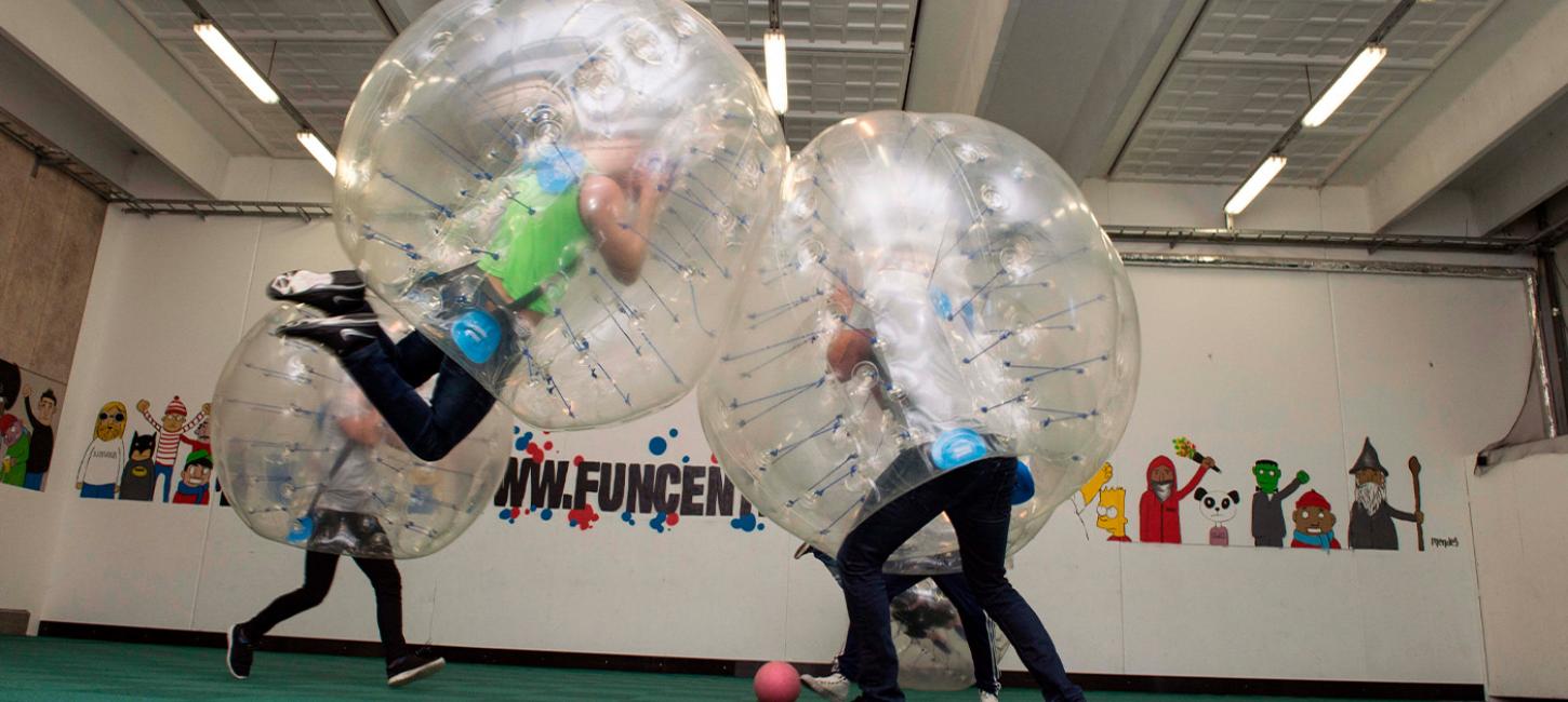 Gruppe spiller Bubblesoccer ved FunCenter Aalborg