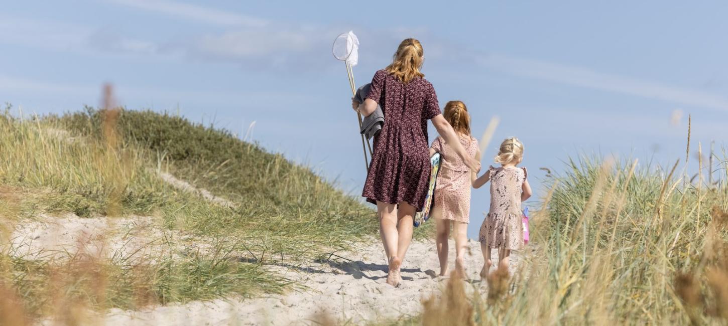 Familie på vej til stranden