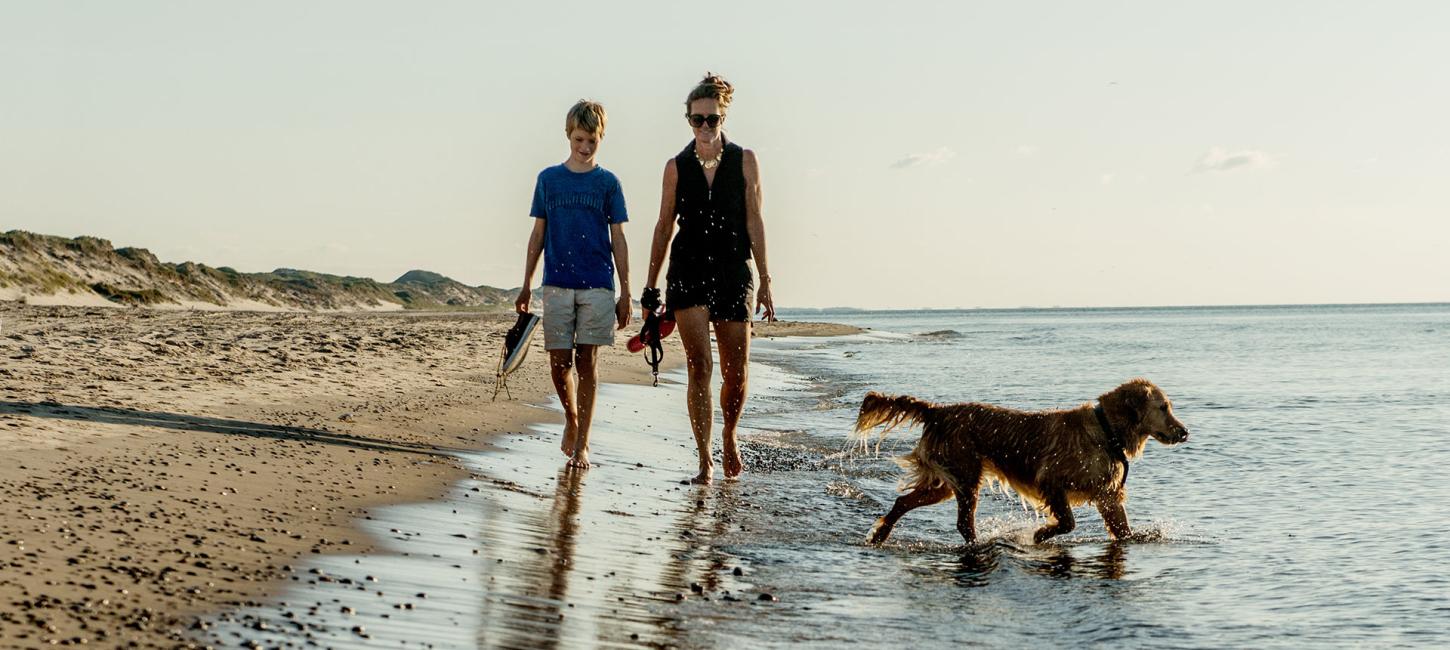 Mor, barn og hund på Skagen Strand
