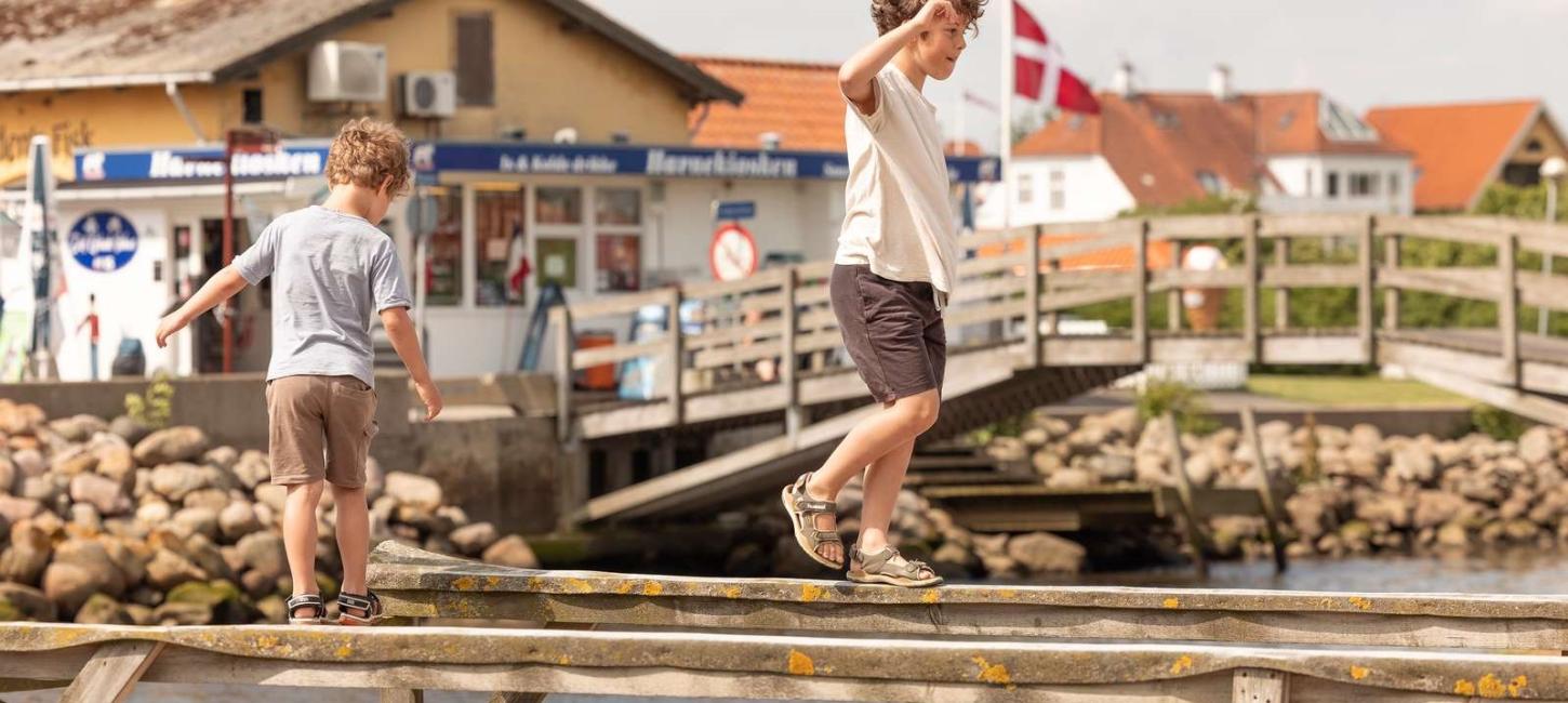 Drenge på Sæby havn