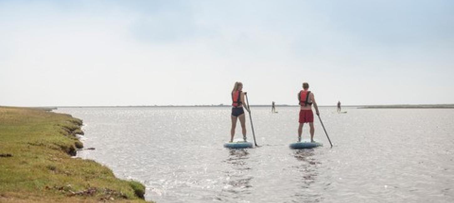 To mennesker på SUP boards