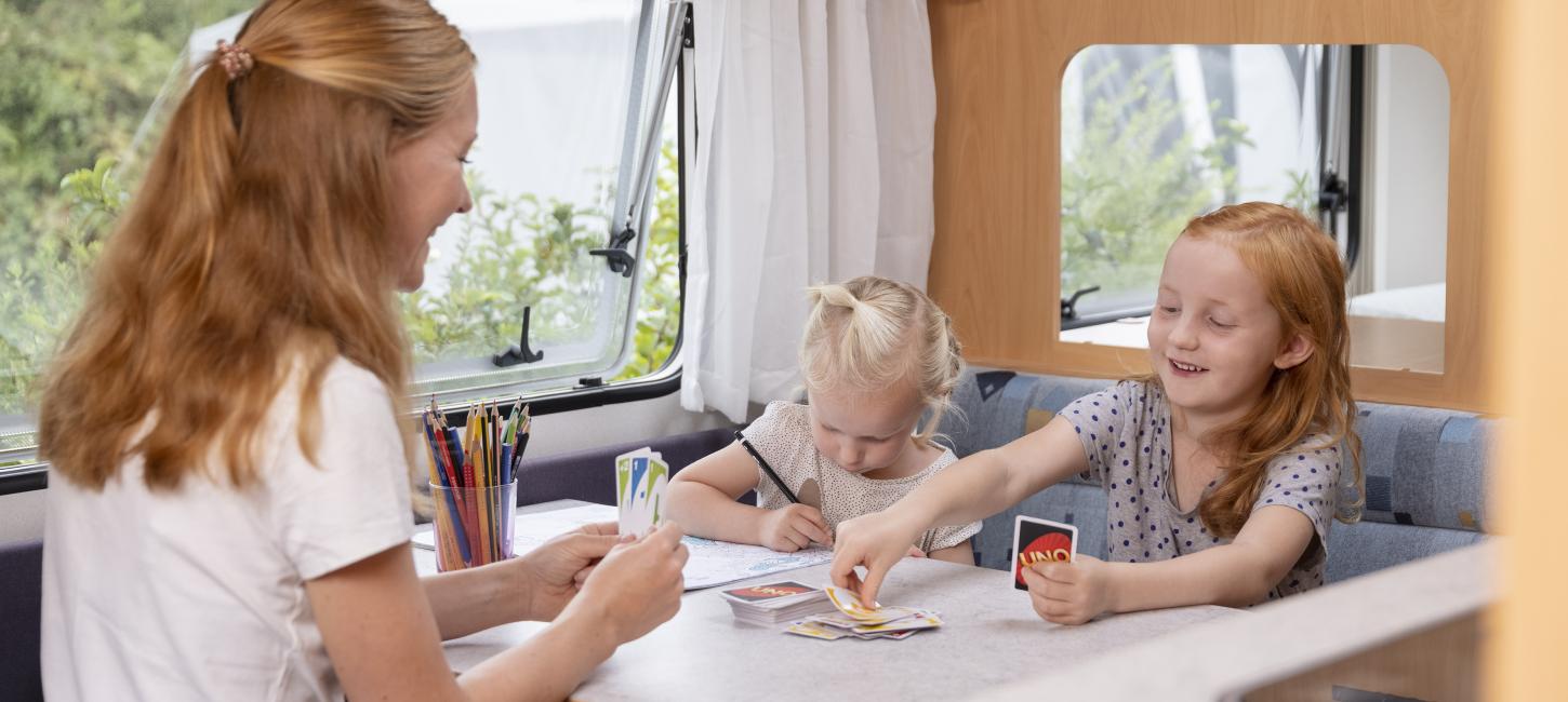 Familie i campingvogn