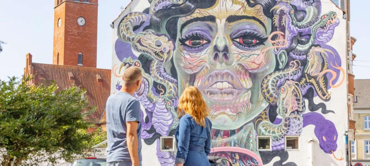 Par foran Street art i Aalborg