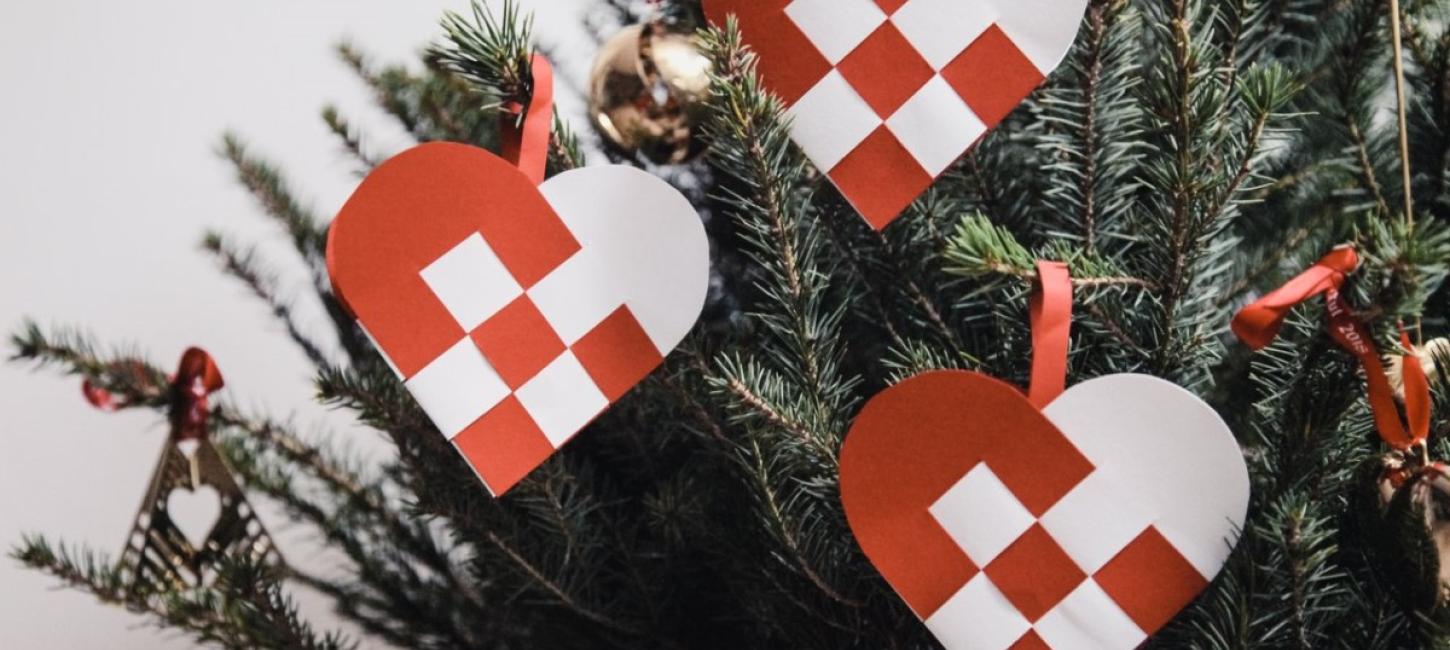 Julehjerter på juletræ