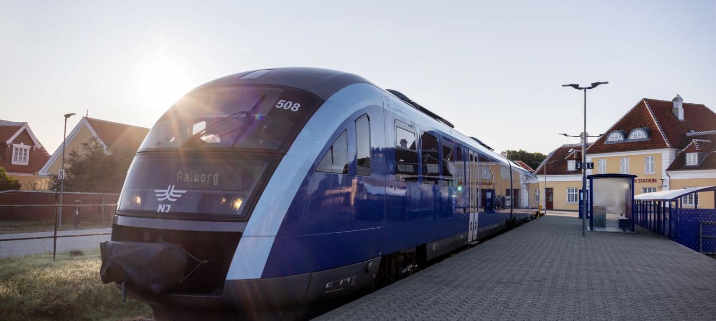 Tog der holder ved Skagen station