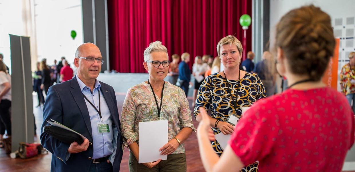 Gruppe af mennesker lytter til person i AKKC