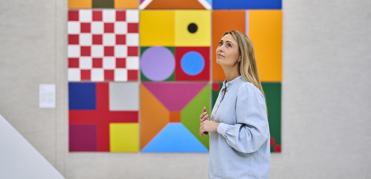 Kvinde der ser på kunst i Kunsten