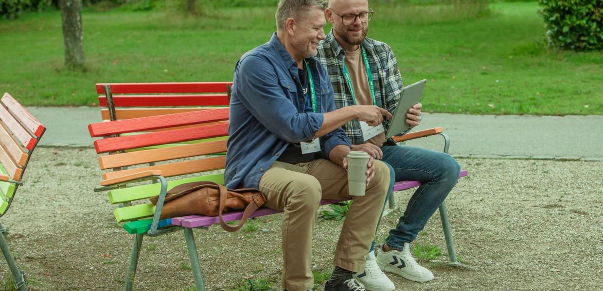 To mænd på en regnbue bænk