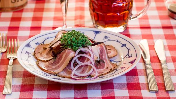 Smørrebrød rullepølse med øl og akvavit på rødternet dug