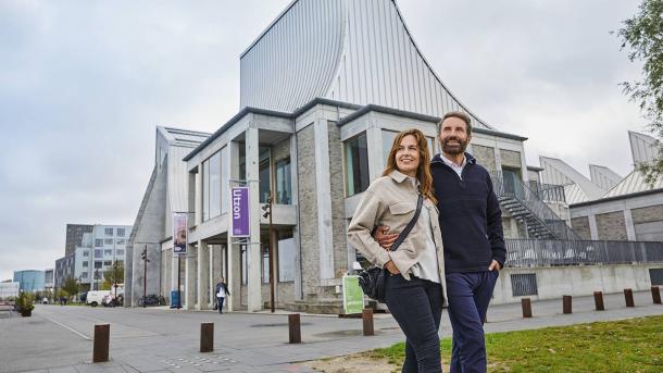 Par foran Utzon Center i Aalborg