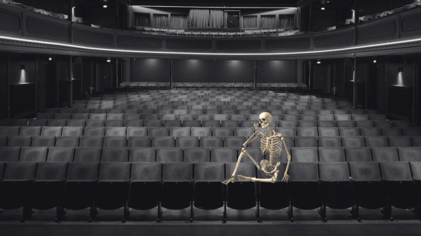 Sal i Aalborg teater med skelet 