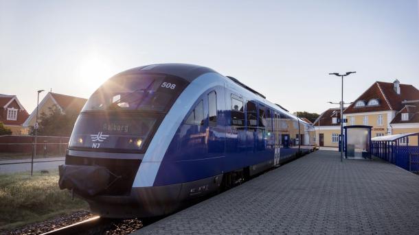 Tog der holder ved Skagen station