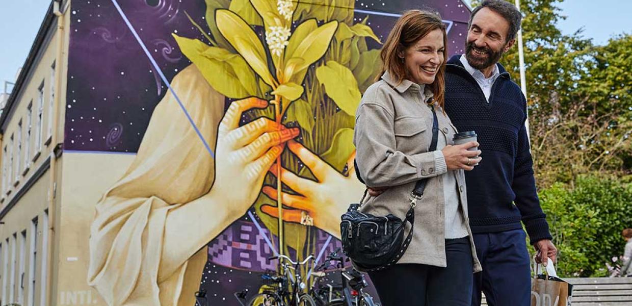 Par foran street art i Aalborg