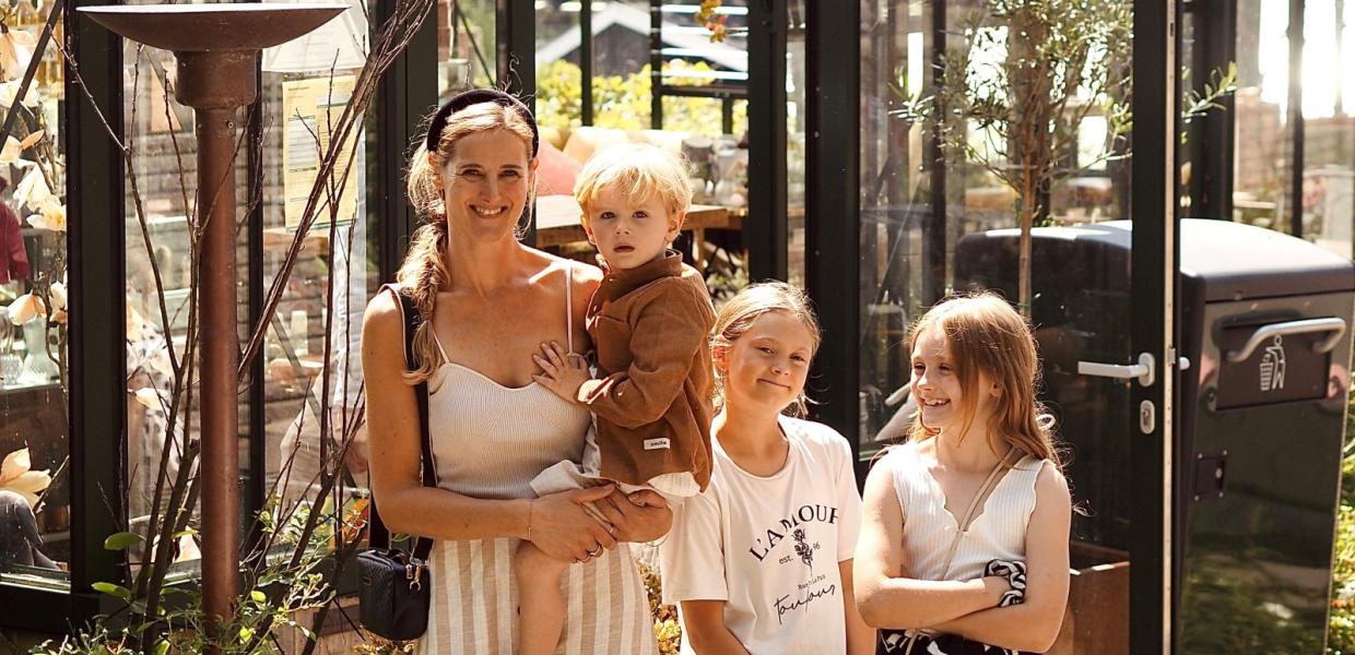 Diana Aud og familien foran Penny Lane