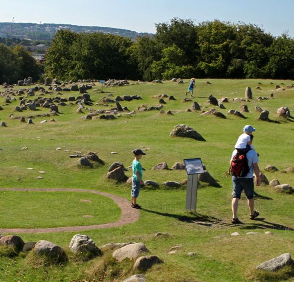 Familie vandre rundt blandt vikinge grave på Lindholm Høje