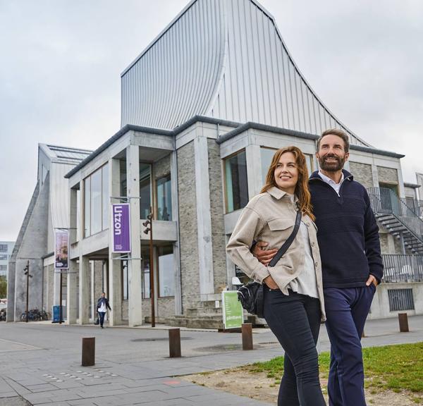 Par foran Utzon Center i Aalborg