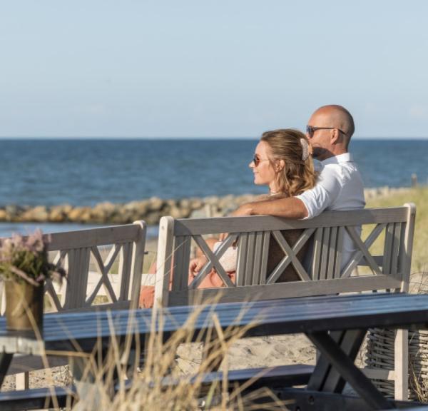 Par på bænk i Skagen