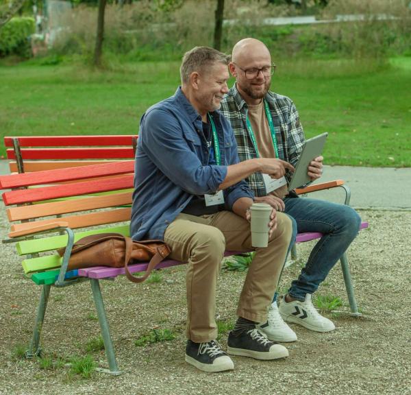 To mænd på en regnbue bænk
