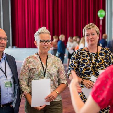 Gruppe af mennesker lytter til person i AKKC