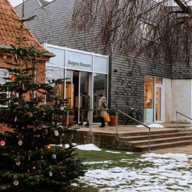 Juletræ foran Skagens Museum 