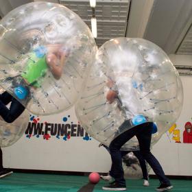 Gruppe spiller Bubblesoccer ved FunCenter Aalborg