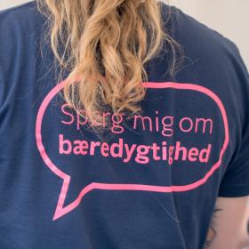 kvinde med talebobbel på ryggen