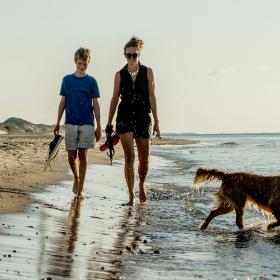 Mor, barn og hund på Skagen Strand