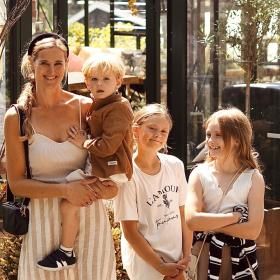 Diana Aud og familien foran Penny Lane