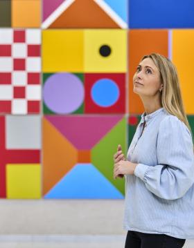 Kvinde der ser på kunst i Kunsten